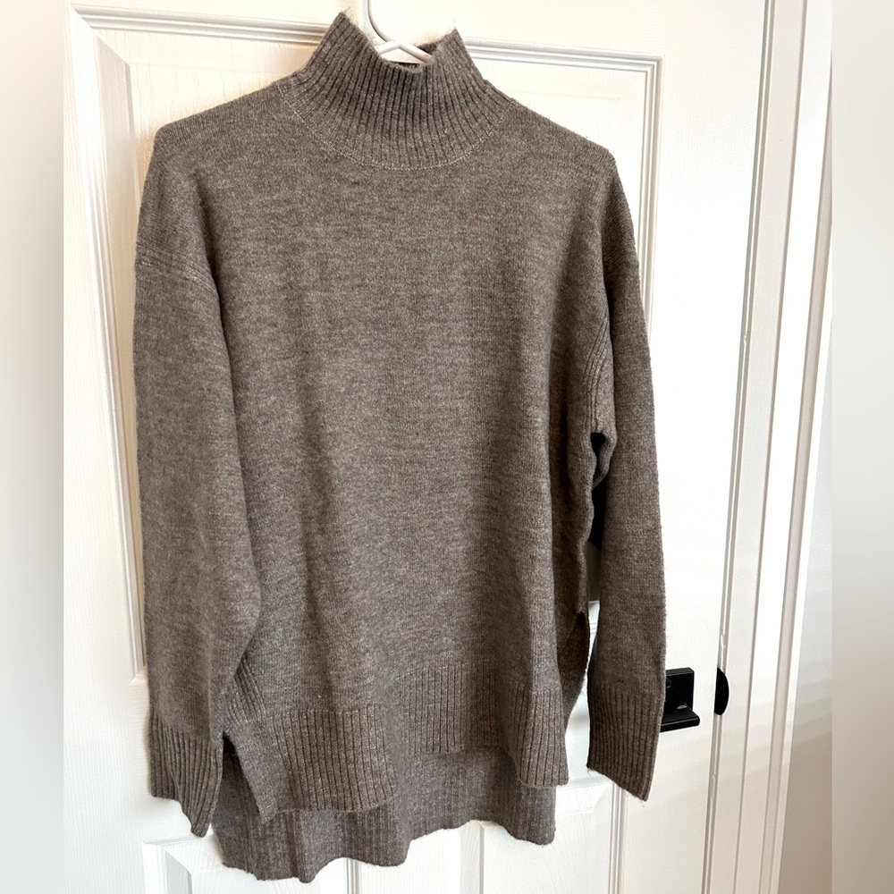 Suzy Shier NWT Mocha TurtleNeck Knit Size M